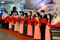 Cắt băng khai mạc triển lãm ảnh và ra mắt sách của nhiếp ảnh gia Nguyễn Á