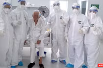 Cụ ông 83 tuổi (ngồi giữa ảnh) chiến thắng COVID-19, được xuất viện về nhà sau 2 tuần điều trị. Ảnh: BVCC 