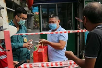 Phong toả khu dân cư 2.000 người tại hẻm 168 Nguyễn Cư Trinh (Ảnh: Đình Văn) 