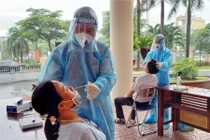 Người được cách ly tại nhà sẽ lấy mẫu xét nghiệm 5 lần vào các ngày thứ nhất, thứ 7, 14, 21 và 28 của đợt cách ly (Ảnh: HCDC) 