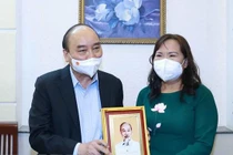 Chủ tịch nước Nguyễn Xuân Phúc thăm tặng quà cho thạc sĩ nhà giáo Triệu Thị Huệ - Nguyên tổ trưởng tổ Văn Trường THPT chuyên Lê Hồng Phong