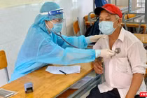 Khám sàng lọc trước khi tiêm chủng COVID-19 cho người dân - Ảnh: HCDC