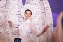 Hoa hậu Khánh Vân trình diễn bộ trang phục dân tộc Kén Em sẽ theo cô sang Mỹ tham dự Hoa hậu Hoàn Vũ thế giới