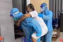 Chuyển trường hợp nguy kịch ra xe cứu thương để đi cấp cứu (Trung tâm Y tế TP Thủ Đức)