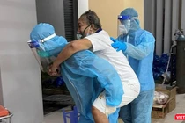 Chuyển trường hợp nguy kịch ra xe cứu thương để đi cấp cứu (Trung tâm Y tế TP Thủ Đức)