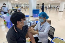 Chiến dịch tiêm chủng COVID-19 lớn nhất đang được thực hiện cho cán bộ nhân viên TP.HCM - Ảnh: BYT