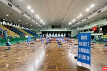 Khu vực khai báo y tế và hướng dẫn thông tin tiêm vaccine COVID-19 đợt 5 tại TP.HCM - Ảnh: Phạm Nguyễn