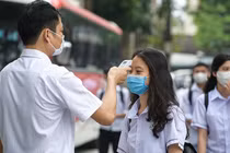 Đo thân nhiệt cho học sinh trước khi vào lớp - Ảnh: CTV