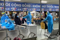 Lấy mẫu xét nghiệm giám sát tại bến xe miền Đông (Nguồn: CDC TP.HCM) 