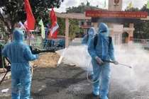 Phun dung dịch khử khuẩn tại Gia Lai (Ảnh: TTXVN) 