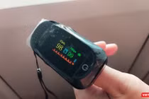 Khi cách ly F0 tại nhà, cần dự phòng máy đo nồng độ oxy trong máu - Ảnh: Hoà Bình