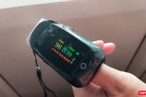 Khi cách ly F0 tại nhà, cần dự phòng máy đo nồng độ oxy trong máu - Ảnh: Hoà Bình