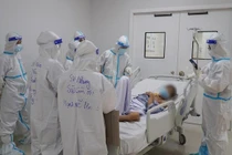 Điều trị bệnh nhân nặng và nguy kịch tại Bệnh viện Hồi sức Covid-19 tại TP. Thủ Đức (Ảnh- Bệnh viện cung cấp)