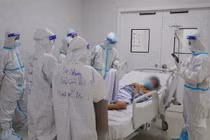Điều trị bệnh nhân nặng và nguy kịch tại Bệnh viện Hồi sức Covid-19 tại TP. Thủ Đức (Ảnh- Bệnh viện cung cấp)