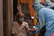 Quận 3 tiêm vaccine COVID-19 cho người già yếu, đi lại khó khăn. Ảnh: HCDC 