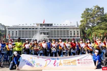 Đoàn lãnh đạo Thành phố và đại biểu tham gia chương trình đạp xe đạp diễu hành qua Dinh Độc Lập 
