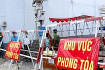Lực lượng chức năng vừa phong tỏa khu Mả Lạng (phường Nguyễn Cư Trinh, quận 1, TP.HCM) vì một ca dương tính chưa rõ nguồn lây - Ảnh: TTBC