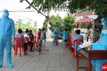 Tổ chức lấy mẫu xét nghiệm COVID-19 trong vùng phong toả (Ảnh: HCDC) 