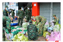 Bộ đội đi chợ hộ giúp người dân trong tâm dịch TP.HCM - Ảnh: Trần Thế Phong