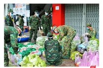 Bộ đội đi chợ hộ giúp người dân trong tâm dịch TP.HCM - Ảnh: Trần Thế Phong