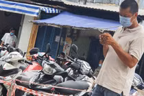 Ông Trương Mạnh Thảo (cán bộ trật tự đô thị phường 2, quận 6) bị bắt vì dẫn mối tiêm vắc xin COVID-19 trái phép - Ảnh: H.T.T.H.