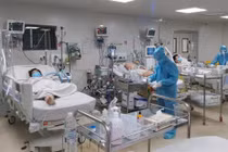 Điều trị bệnh nhân COVID-19 nặng - Ảnh: HCDC