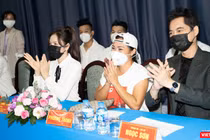 Từ phải qua: nam danh ca Ngọc Sơn, Phương Thanh, Lý Nhã Kỳ tham dự chương trình tri ân tuyến đầu chống dịch