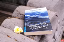 “Muôn kiếp nhân sinh” 1 của GS John Vu - Nguyên Phong gây “sốt” với bạn đọc Việt vì câu chuyện nhân quả, “Muôn kiếp nhân sinh” 2 phân tích nguồn gốc của đại dịch COVID-19 - Ảnh: HB 