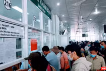 Quầy đón tiếp bệnh nhân khám chữa bệnh BHYT tại Bệnh viện Ung bướu TP.HCM đông nghẹt (Ảnh: Hoà Bình)