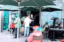 Bán hàng mang đi trong giai đoạn nới lỏng giãn cách ở TP.HCM. Ảnh: Hoà Bình