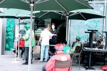 Một quán cà phê bán hàng mang đi trong giai đoạn nới lỏng giãn cách ở TP.HCM. Ảnh: Hoà Bình