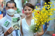 Chú rể Nguyễn Anh Tú và cô dâu Nguyễn Thị Tuyết Mai sung sướng đón nhận những ấn phẩm được gửi tặng. Ảnh: Nguyễn Á