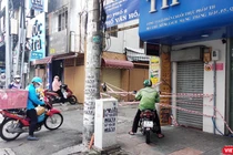 Shipper vận chuyển hàng thiết yếu tới khu phong toả, cách ly tại quận 10 (TP.HCM) - Ảnh: Hoà Bình