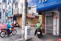 Shipper vận chuyển hàng thiết yếu tới khu phong toả, cách ly tại quận 10 (TP.HCM) - Ảnh: Hoà Bình