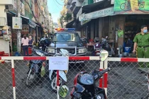 Lực lượng chức năng khoanh vùng khu vực có liên quan ca mắc COVID-19 - Ảnh: CDC TP.HCM