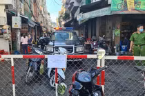 Lực lượng chức năng khoanh vùng khu vực có liên quan ca mắc COVID-19 - Ảnh: CDC TP.HCM