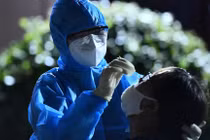 Xét nghiệm khẩn cấp nhiều ngàn người liên quan đến "ổ dịch" Hội thánh truyền giáo Phục Hưng (Ảnh: Phạm Ngôn) 