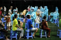 Lấy mẫu xét nghiệm tại một sân banh trên địa bàn phường 15, quận Gò Vấp, trong đêm. Ảnh: Lan Chi