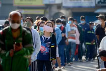 Người dân có nhu cầu xét nghiệm COVID-19 tại Bệnh viện 175 - Ảnh: Hải Long