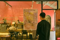 Hứa Vĩ Văn triển lãm hội họa giữa mùa dịch COVID-19 hoành hành dữ dội, khách tham dự phải đảm bảo công tác phòng dịch (Ảnh: NI) 