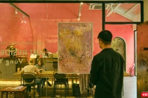 Hứa Vĩ Văn triển lãm hội họa giữa mùa dịch COVID-19 hoành hành dữ dội, khách tham dự phải đảm bảo công tác phòng dịch (Ảnh: NI) 