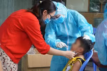 41 em bé trường mầm non Vườn Tuổi Thơ xét nghiệm Covid-19 vì liên quan đến chuyến bay chung với BN 2999 - Ảnh: Thư Anh 