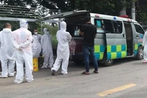 Xe cấp cứu đậu trước trung tâm hoả táng Bình Hưng Hoà - Ảnh Lê Phan