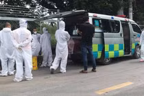 Xe cấp cứu đậu trước trung tâm hoả táng Bình Hưng Hoà - Ảnh Lê Phan