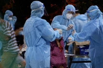 Lấy mẫu thử toàn quận Bình Tân, một địa bàn "nóng" hiện có 711 ca dương tính (Ảnh: HCDC) 