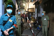 Lực lượng chức năng phong toả khu vực gần nơi sinh hoạt của Hội thánh Truyền giáo Phục hưng. Ảnh: Đình Văn