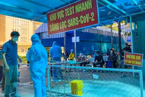 Người dân test nhanh Covid-19