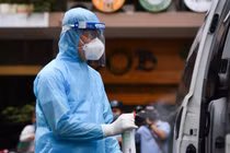 Nhân viên y tế tại TP.HCM khử trùng khu vực liên quan người tiếp xúc bệnh nhân mắc Covid-19. Ảnh- Duy Hiệu