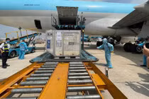 Vaccine COVID-19 về đến sân bay Tân Sơn Nhất hôm 26/2 (Ảnh: Tiến Đạt) 