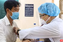 Khám sàng lọc trước khi tiêm chủng COVID-19 cho người dân TP.HCM (Ảnh: TTYT TP Thủ Đức) 